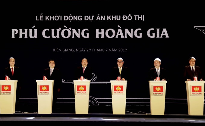 Thủ tướng Nguyễn Xuân Phúc cùng các đại biểu bấm nút khởi động dự án lấn biển Khu đô thị Phú Cường Hoàng Gia. (Ảnh - CK)