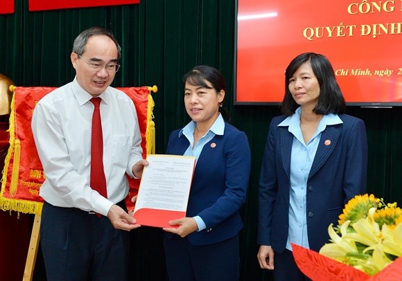 Bí thư Thành ủy TP. HCM Nguyễn Thiện Nhân trao quyết định bổ nhiệm cho bà Nguyễn Thị Phương Mai và Bùi Thị Sáu.