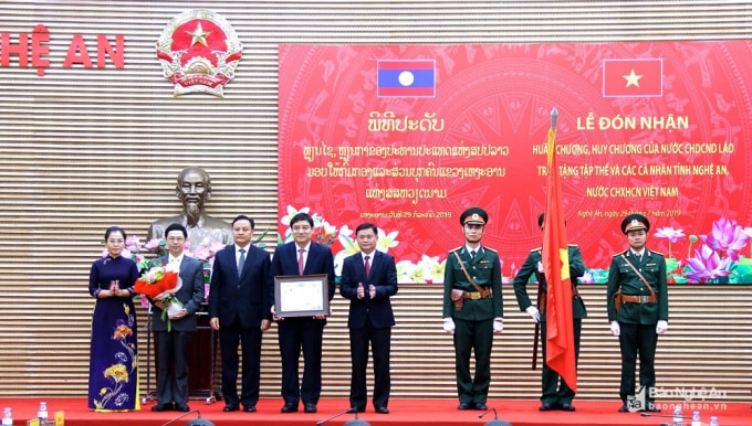 Thừa ủy quyền của Thủ tướng nước CHDCND Lào, đồng chí Xẳn-ty-phạp Phôm-vi-hẳn đã trao Huân chương Lao động hạng Nhất cho tập thể Đảng bộ, chính quyền và nhân dân tỉnh Nghệ An. Ảnh: Báo Nghệ An