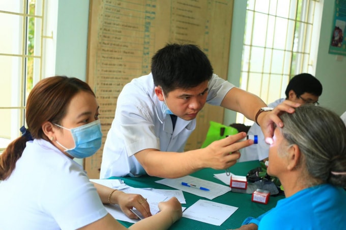 Hội thầy thuốc trẻ tỉnh Thừa Thiên Huế khám bệnh miễn phí cho bà con nhân dân nghèo.