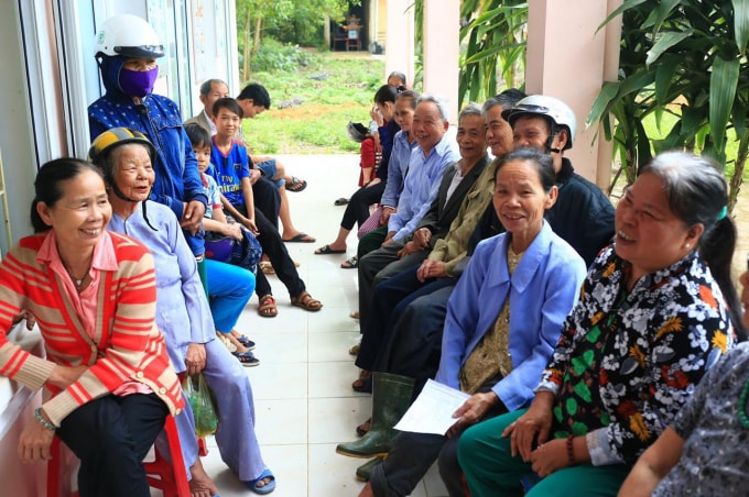 Bà con rất vui mừng khởi khi được Hội thầy thuốc trẻ của tỉnh mời khám bệnh miễn phí.