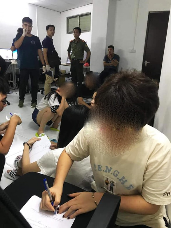 Đối tượng viết lời khai tại hiện trường.