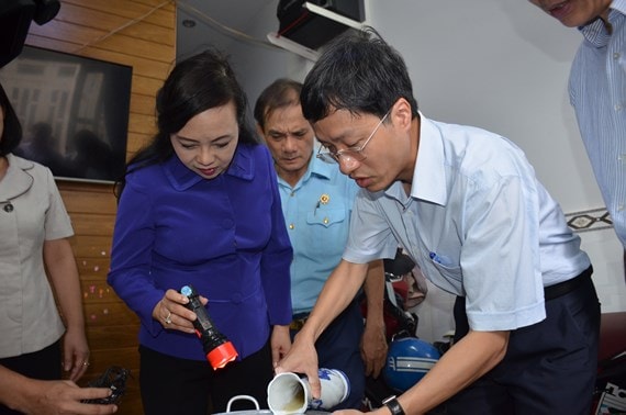 Bộ trưởng Bộ Y tế kiểm tra phòng chống sốt xuất huyết ở thành phố Hồ Chí Minh. Ảnh: SGGP