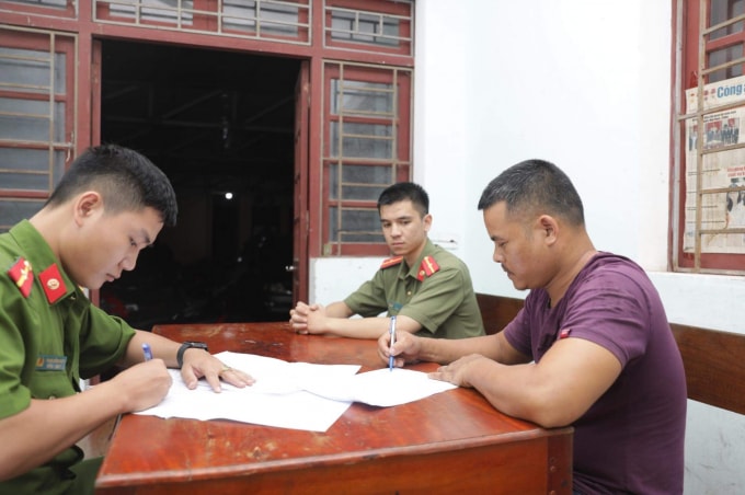 Lấy lời khai đối tượng Phan Văn Dũng