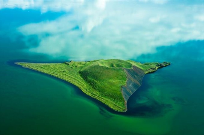 Hòn đảo nhỏ ở hồ Myvatn.