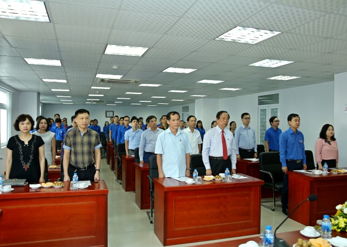 Các đại biểu, đoàn viên cùng làm lễ chào cờ. Ảnh: Sơn Hải