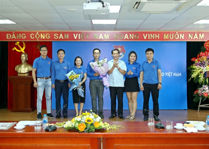 Đồng chí Nguyễn Thế Dũng, Phó Bí thư Đảng ủy, Giám đốc Nhà Văn hóa Hội Nhà báo Việt Nam và đồng chí Trần Quyết Thắng - Phó Bí thư Đoàn Khối các cơ quan Trung ương tặng hoa chúc mừng BCH mới. Ảnh: Sơn Hải