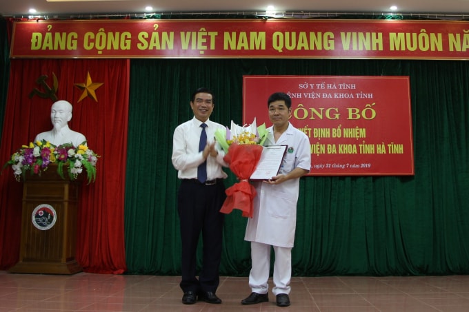 Phó Chủ tịch Thường trực UBND tỉnh Đặng Quốc Vinh trao quyết định bổ nhiệm cho đồng chí Hoàng Quang Trung