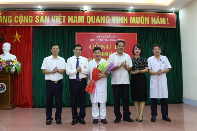 Lãnh đạo tỉnh Hà Tĩnh và các đơn vị chúc mừng tân Giám đốc BVĐK Hà Tĩnh Hoàng Quang Trung.