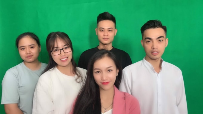 Nhóm phóng viên thực hiện loạt bài Vạch trần thủ đoạn dàn cảnh móc túi gần cổng bệnh viện Bạch Mai.