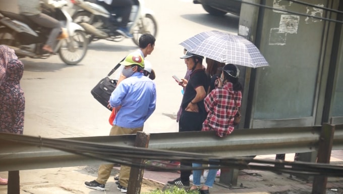 Phóng viên Kim Thoa (áo kẻ) nhập vai tiếp cận các đối tượng móc túi (các đối tượng đội mũ bảo hiểm).