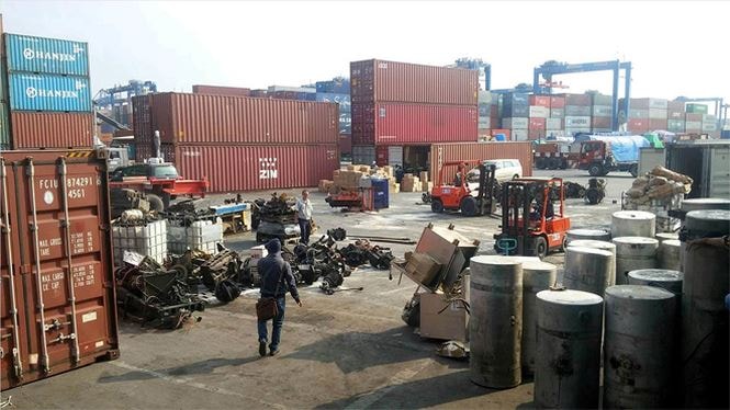 Đến thời điểm ngày 1/1/2022 sẽ loại bỏ 13/36 loại phế liệu được phép nhập khẩu từ nước ngoài làm nguyên liệu sản xuất. (Ảnh minh họa)