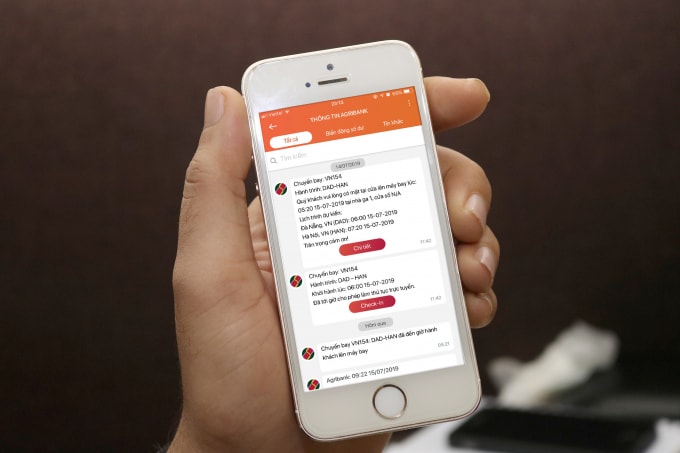 Hành khách có thể theo dõi chuyến bay qua ứng dụng Agribank E-Mobile Banking.
