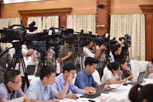 Phóng viên tác nghiệp tại buổi họp báo. Ảnh: VGP