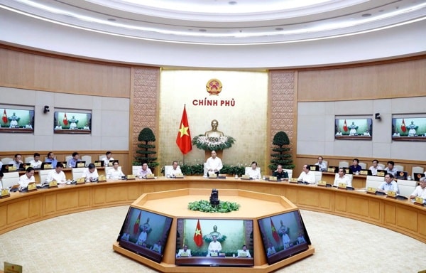Thủ tướng Nguyễn Xuân Phúc chủ trì phiên họp thường kỳ tháng 7 Chính phủ. Ảnh: TTXVN
