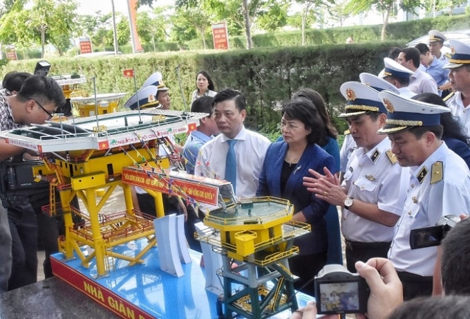 Phó Chủ tịch nước tham quan mô hình nhà giàn DK1 tại Bộ tư lệnh Vùng 2 Hải quân