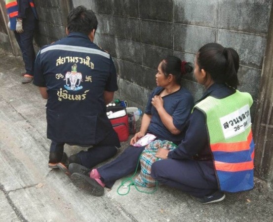 Hai công nhân vệ sinh đường phố bị thương trong một vụ nổ. Ảnh: The Nation