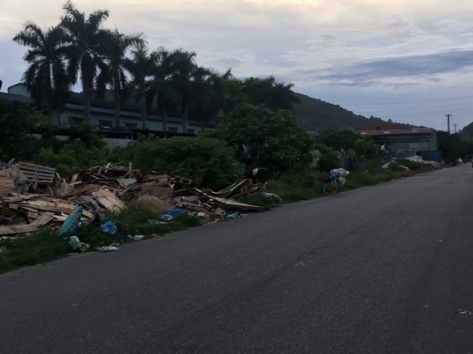 Những đống rác dọc đường Trang Đồng Tử. Ảnh: Nam Lê