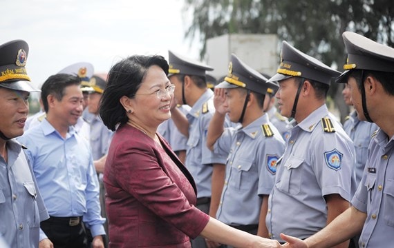 Phó Chủ tịch nước Đặng Thị Ngọc Thịnh thăm lực lượng Kiểm ngư Việt Nam tại Vùng 4 Hải quân. Ảnh: Văn Ngọc