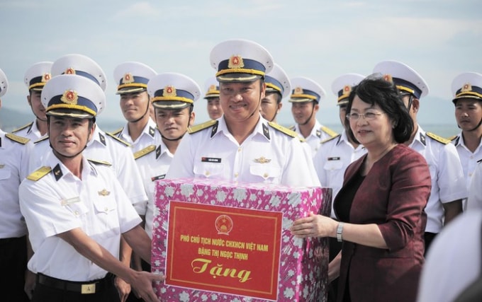 Phó Chủ tịch nước tặng quà cho các chiến sĩ Hải quân Vùng 4. Ảnh: Văn Ngọc