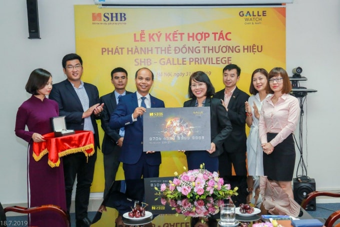 Với sự hợp tác này, chủ thẻ đồng thương hiệu SHB-GALLE PRIVILEGE sẽ có những trải nghiệm thú vị và tiện lợi mỗi khi mua sắm, đặc biệt là các sản phẩm đồng hồ của Galle Watch