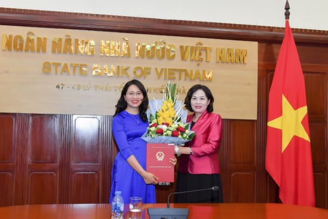 Bà Lê Thị Thúy Sen (ảnh trái) - Vụ trưởng Vụ Truyền thông Ngân hàng Nhà nước
