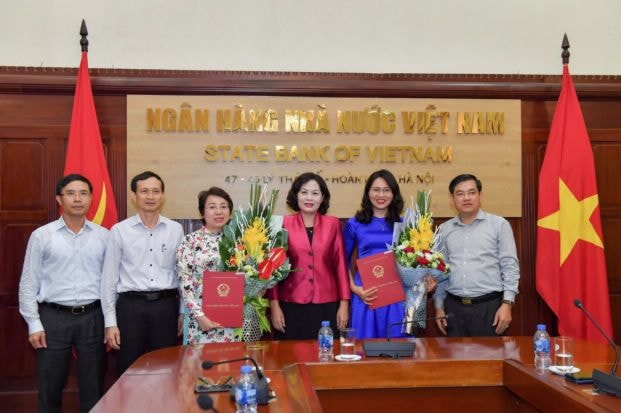 Phó Thống đốc Nguyễn Thị Hồng chúc mừng tân Vụ trưởng, Phó Vụ trưởng Vụ Truyền thông NHNN ( Ảnh: dantri)