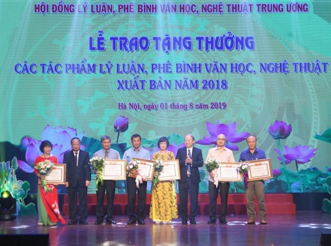 Các tác giả có tác phẩm đạt mức B nhận trao thưởng. Ảnh: Thanh Tùng-TTXVN