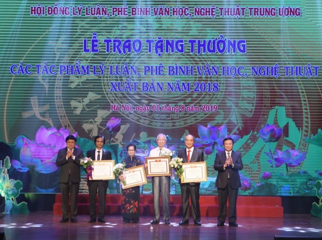 Trao giải A cho các tác giả. Ảnh: Thanh Tùng-TTXVN