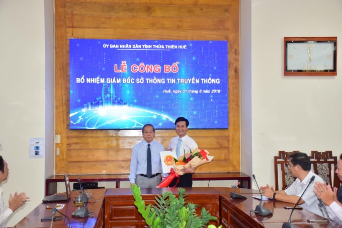 Chủ tịch UBND tỉnh Phan Ngọc Thọ trao Quyết định bổ nhiệm cho tân Giám đốc Sở TT&TT Nguyễn Xuân Sơn.