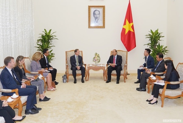 Thủ tướng Nguyễn Xuân Phúc tiếp Đại sứ, Trưởng Phái đoàn Liên minh châu Âu tại Việt Nam, ông Bruno Angetlet đến chào từ biệt. Ảnh: VGP