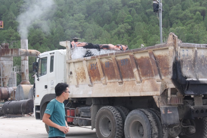 Các xe tải ra vào nhận hàng tại trạm trộn chiều ngày 24/7/2019