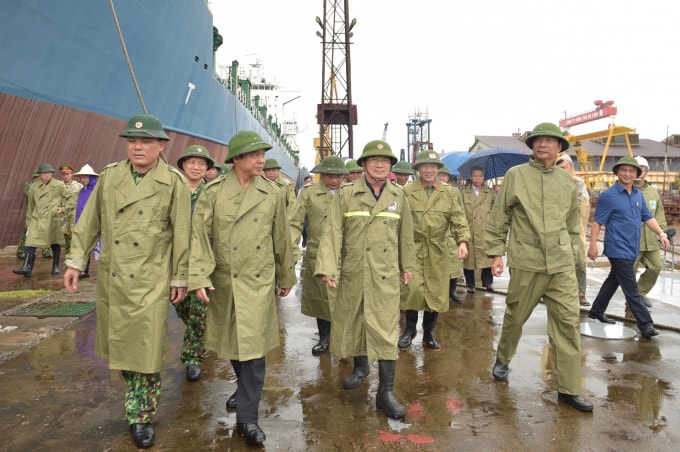Phó Thủ tướng Trịnh Đình Dũng kiểm tra cảng tránh trú bão tại Nhà máy Đóng tàu Hạ Long. Ảnh: VGP