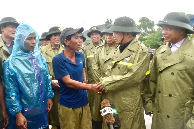 Phó Thủ tướng thăm bà con tại khu tái định cư và tránh trú bão Hà Phong, Hạ Long. Ảnh: VGP