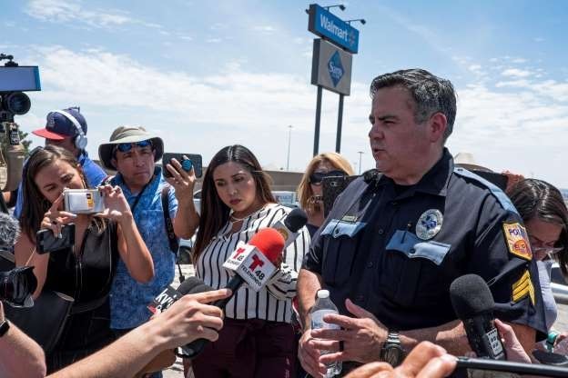 Ông Robert Gomez - đại diện Sở cảnh sát El Paso trả lời truyền thông về vụ việc. Ảnh: AFP.