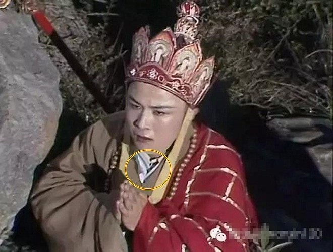 Đường Tăng vô tình để lộ cổ áo sơ mi, trang phục đến từ thời hiện đại.