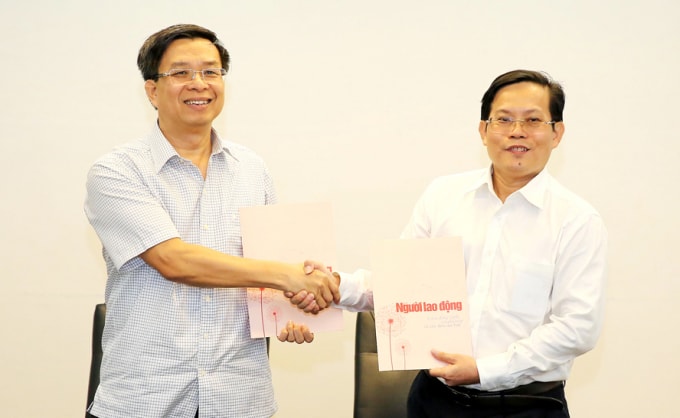 Ôngg Nguyễn Hoàng Long, Tổng Biên tập Báo Hànộimới và ông Tô Đình Tuân, Tổng Biên tập Báo Người lao động ký hợp tác giữa hai đơn vị. Ảnh: PV