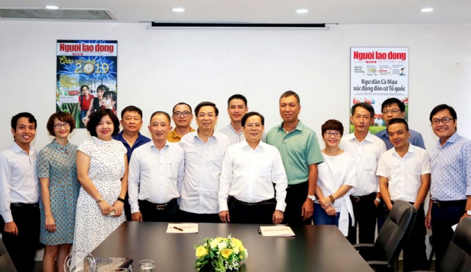 Các đại biểu hai đơn vị chụp ảnh lưu niệm. Ảnh: PV