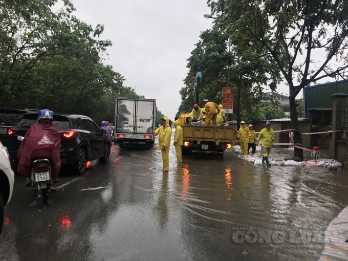 Công nhân môi trường đang cố gắng khắc phục những điểm ngập sâu, hướng dẫn người tham gia giao thông