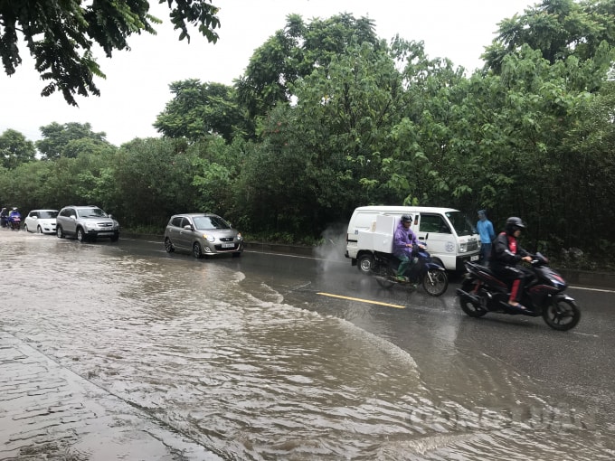 Nhiều phương tiện mô tô, ô tô đã bị chết máy khi cố gắng di chuyển qua những khu vực ngập nặng