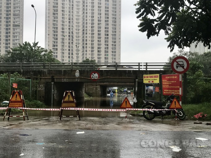 Nhiều hầm chui dân sinh bị ngập nặng đã được rào chắn