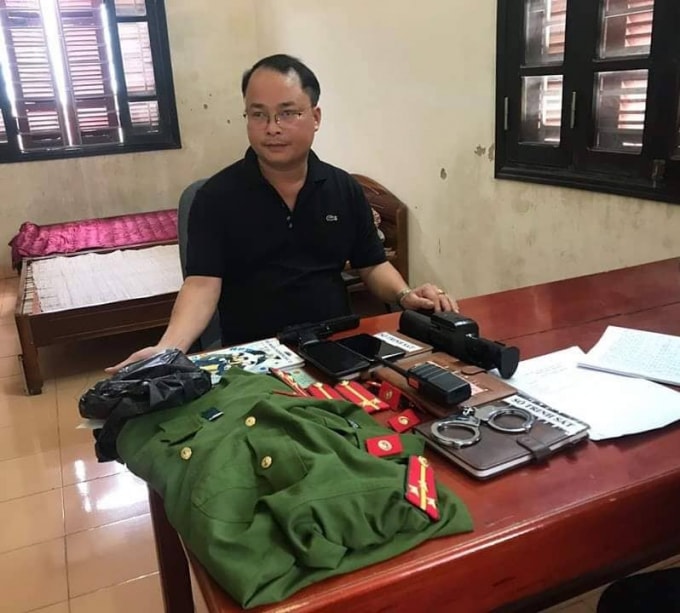 Đối tượng Lê Văn Đỉnh cùng tang vật tại cơ quan điều tra