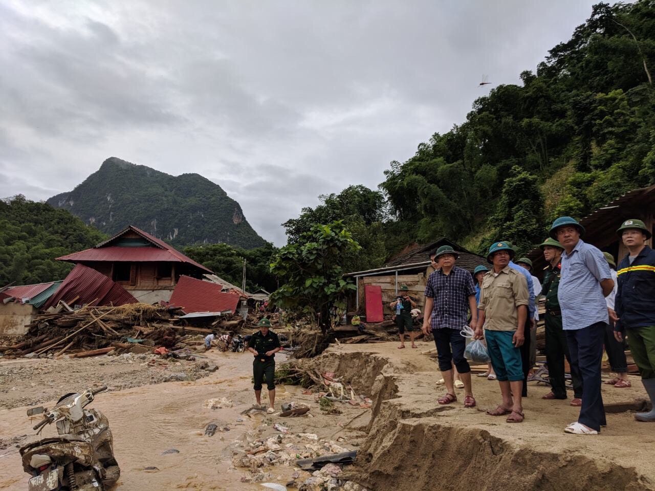 Thứ trưởng Bộ NN&PTNT Nguyễn Hoàng Hiệp chỉ đạo công tác ứng phó và khắc phục hậu quả mưa lũ tại huyện Quan Sơn, tỉnh Thanh Hóa. (Ảnh: BCĐ TƯ về PCTT)