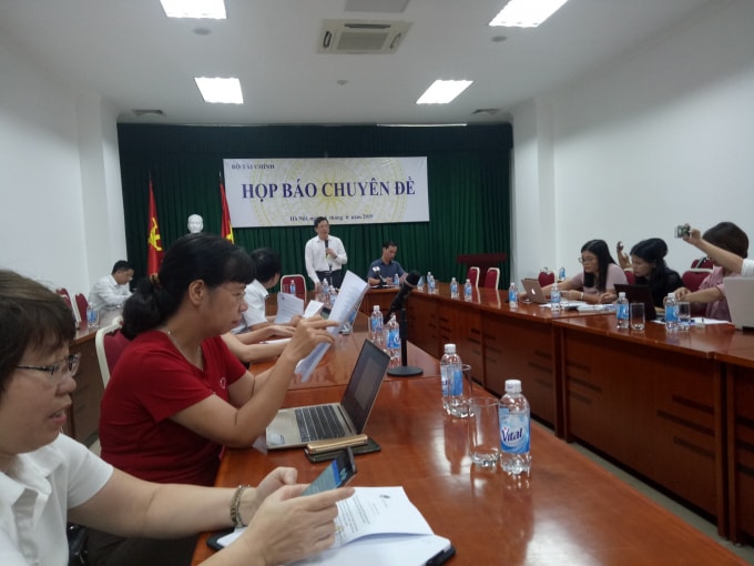 Cục tài chính doanh nghiệp (Bộ tài chính) trả lời báo chí tại buổi họp báo. Ảnh: Lương Minh
