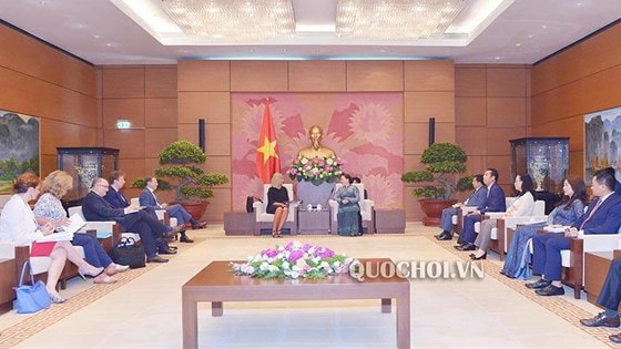 Chủ tịch Quốc hội Nguyễn Thị Kim Ngân trao đổi với Phó Chủ tịch Ủy ban châu Âu, Đại diện cấp cao của EU về chính sách đối ngoại và an ninh Federica Mogherini.
