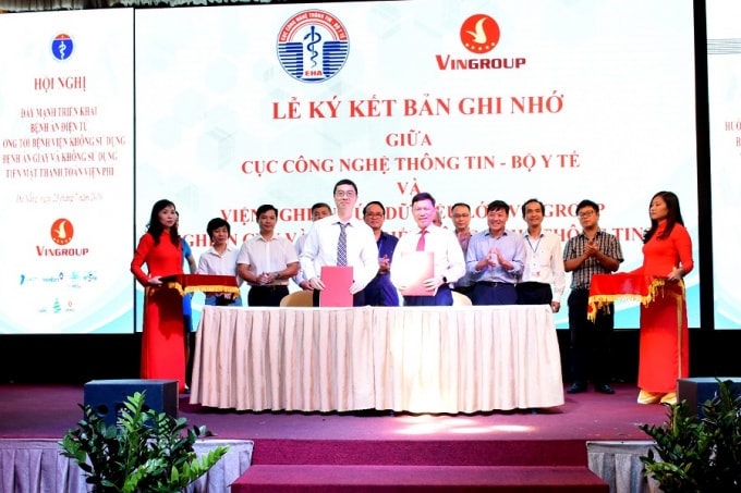 Đại diện Viện Nghiên cứu Dữ liệu lớn (Big Data) đã ký Biên bản ghi nhớ Hợp tác với Cục Công nghệ thông Thông tin – Bộ Y tế thống nhất phối hợp trong việc xây dựng các quy định về trao đổi dữ liệu khám bệnh, chữa bệnh của người dân phục vụ cho việc nghiên cứu phát triển các sản phẩm ứng dụng trí tuệ nhân tạo trong Y tế.