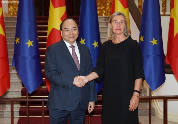 Thủ tướng Nguyễn Xuân Phúc và Phó Chủ tịch EC, Đại diện cấp cao của EU về Chính sách đối ngoại và an ninh Federica Mogherini. Ảnh: VGP