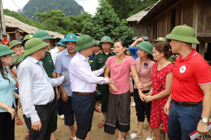 Đoàn công tác của Tỉnh ủy do ông Trịnh Văn Chiến, Bí thư Tỉnh ủy Thanh Hóa đã tới thăm người dân tại Sa Ná vào sáng ngày 5/8