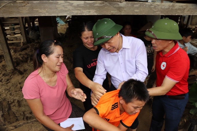 Bí thư Tỉnh ủy Thanh Hóa thăm hỏi người dân gặp nạn trong trận lũ vừa qua