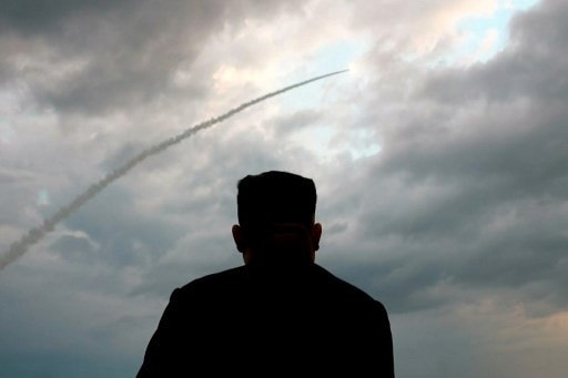 Nhà lãnh đạo Triều Tiên Kim Jong-un theo dõi vụ phóng tên lửa hôm 6/8. Ảnh: AFP